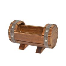 Drevený obal s kovovými detailmi