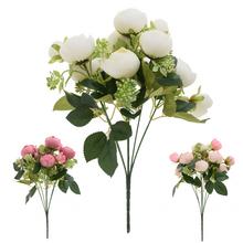 Kytica ranunculus s drobnými kvetmi a zeleňou v mixe.