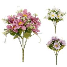 Kytica margarétky s rôznymi farbami a zeleňou.