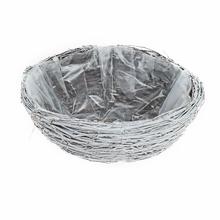 Biely prútený košík s plastovou vložkou.