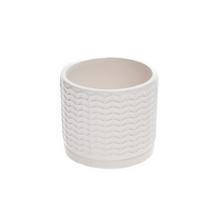 Biely keramický obal na kvety s textúrou.