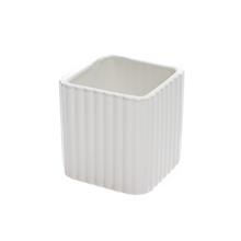 Biely obal na kvetináče s pruhovaným dizajnom.