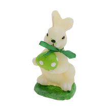 Figúrka zajaca s vajcom v krémovej farbe.