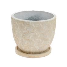 Kvetináč s miskou v krémovej farbe.