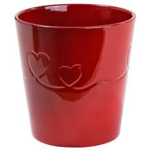 Červený keramický obal na kvetináč s motívom srdiečok.