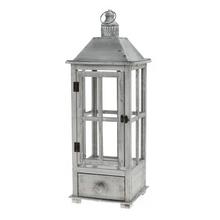 Šedý lampáš s oknami a zásuvkou.