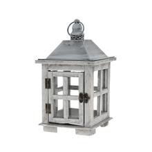 Šedý lampáš s oknami a kovovým vrchom.