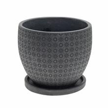 Čierny keramický kvetináč s dekoratívnym vzorom.