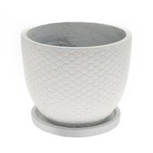 Biely okrúhly kvetináč s hexagonálnym vzorom.