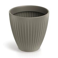 Mokrá okrúhla kvetináč v hnedej farbe.