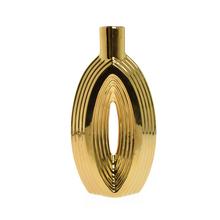 Zlatá keramická váza s moderným dizajnom.