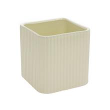 Obal na kvetináč v krémovej farbe s jemným vzorom.