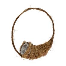 Košík z prútia s prírodným vzhľadom.