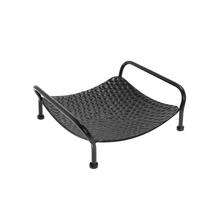 Čierny kovový stojan s rozmermi 17x15x6 cm.