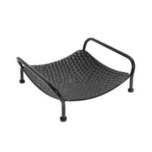 Čierny kovový stojan s rukoväťami.