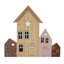 Drevené domčeky v rôznych farbách a tvaroch.