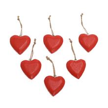 Sada šiestich červených drevených srdiečok na zavesenie.