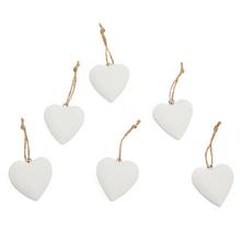 Biele drevené srdiečka na zavesenie, sada 6 kusov.