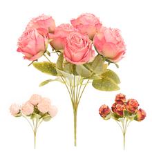 Kytica ruží s drobnými kvetmi a zeleňou, mix farieb.