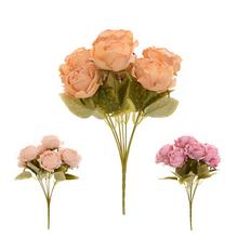 Kytica ruží s drobnými kvetmi a zeleňou, mix farieb.