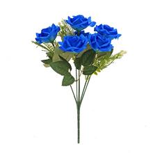 Kytica modrých umelých ruží s drobnými kvetmi a zeleňou.