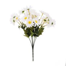 Umelá kytica margarétok bielej farby.