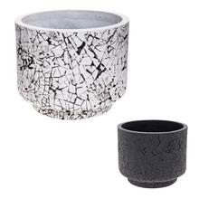 Čierny a biely keramický obal na kvetináč s prasklinami.