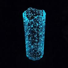 Priehľadná sklenená váza s textúrou.