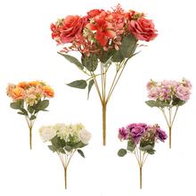 Kytica umelých ruží a drobných kvetov v mixe.