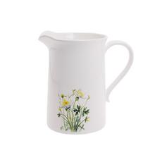 Biely krčah s kvetinovým vzorom.