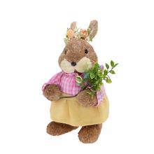 Slamená dekorácia zajac s vajíčkami v ružovej a hnedej farbe.