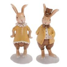 Dva zajačiky v oblečení, jeden s klobúkom a druhý s golierom.