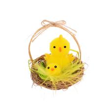 Žlté kuriatka v hnedom košíku