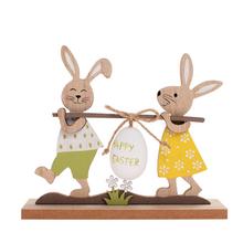 Drevené zajačiky s vajíčkom na podstavci.