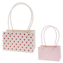 Taška srdce s červenými a ružovými srdiečkami.