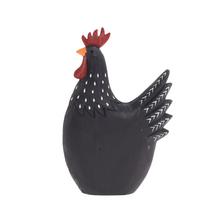 Čierna drevená sliepka s červeným hrebienkom.