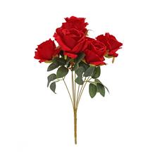 Kytica umelých červených ruží.