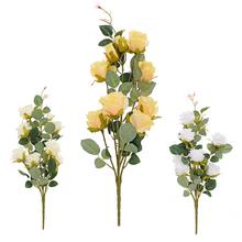 Kytica umelých ruží v mixe farieb.