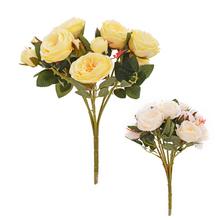 Kytica umelých ruží v žltej a bielej farbe.