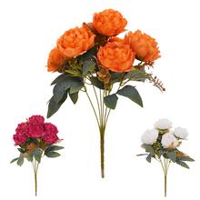 Kytica pivónia s mixom farieb a kvetov.