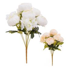 Umelá kytica pivoniek a hortenzíí v bielej farbe.