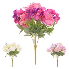 Kytica umelých kvetov s ružami, ľaliami a hortenziami v mixe farieb.