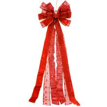 Červená mašľa s dlhými stuhami na vianočné darčeky.