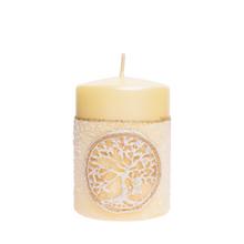 Krémová sviečka s motívom šťastia.