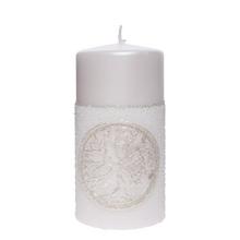 Biela sviečka s dekoratívnym vzorom.