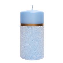 Modrá sviečka s dekoratívnym povrchom.