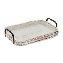 Hranatá drevená tácka s čiernymi rukoväťami.