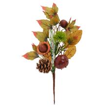 Jesenná dekorácia s gaštanmi, šiškou a zeleno-hnedými listami.