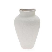 Biela porcelánová váza s textúrovaným povrchom.
