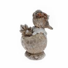 Keramický vtáčik na jablku v bielej a hnedej farbe.